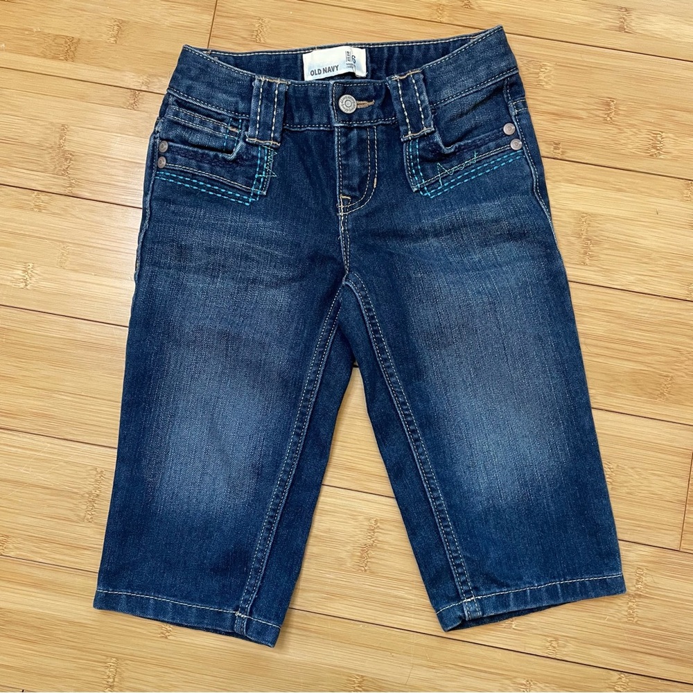 Old Navy girl’s denim pants size 6. Adjustable waist and decorative stitching.